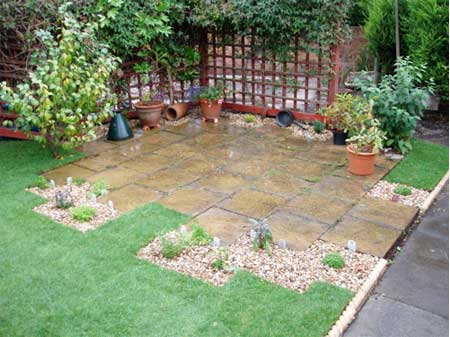 Giardino con una zona piastrellata