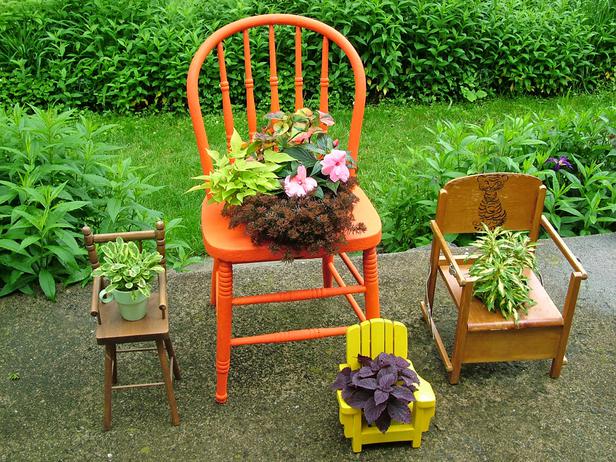 Le vecchie sedie di famiglia possono trasformarsi in splendidi elementi decorativi per il giardino