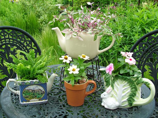 Le vecchie pentole, le stoviglie, i set da té, i vassoi e tutti i pezzi da cucina che non si utilizzano più possono essere ideali per creare fioriere o piccoli vasi