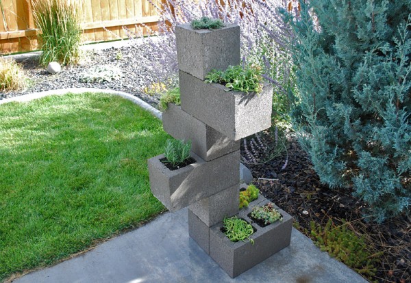 realizzare una fioriera verticale con mattoni in cemento