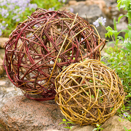 I rami di piante ed arbusti, magari quelli che avete appena potato, sono perfetti per realizzare decorazioni di forma sferica