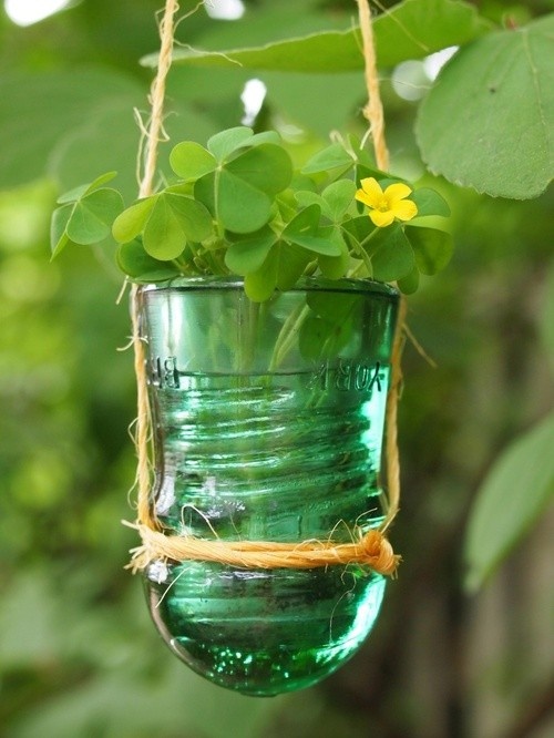 il contenitore è stato realizzato utilizzando vasi di vetro in stile vintage