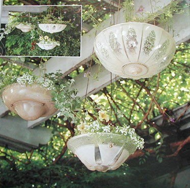 vasi appesi realizzati con vecchi lampadari