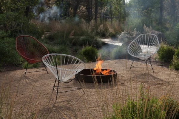 Se abbiamo deciso di allestire una zona del prato ad area barbecue, il granito schiacciato potrà essere utilizzato, non solo per definire e separare questa zona dalle altre, ma anche per renderla più sicura