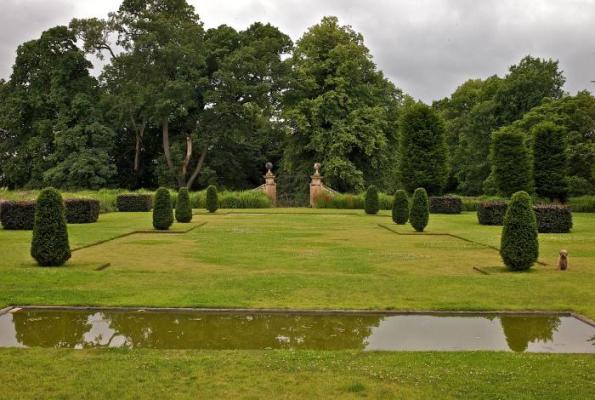 Jardín de diseño en entorno histórico 5