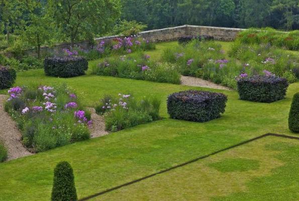 Jardín de diseño en entorno histórico 6