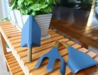 imagen Herramientas de jardinería hechas con bidones plásticos