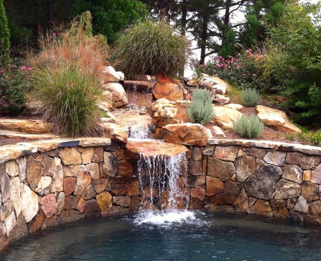 7 ideas de estanque con cascadas para el patio